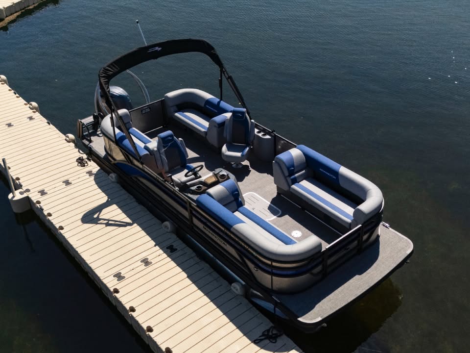 pontoon-boat-docked-on-the-lake